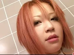 Charles beijou uma garota com xxx vídeo brasileiro roupas brancas deitada no chão